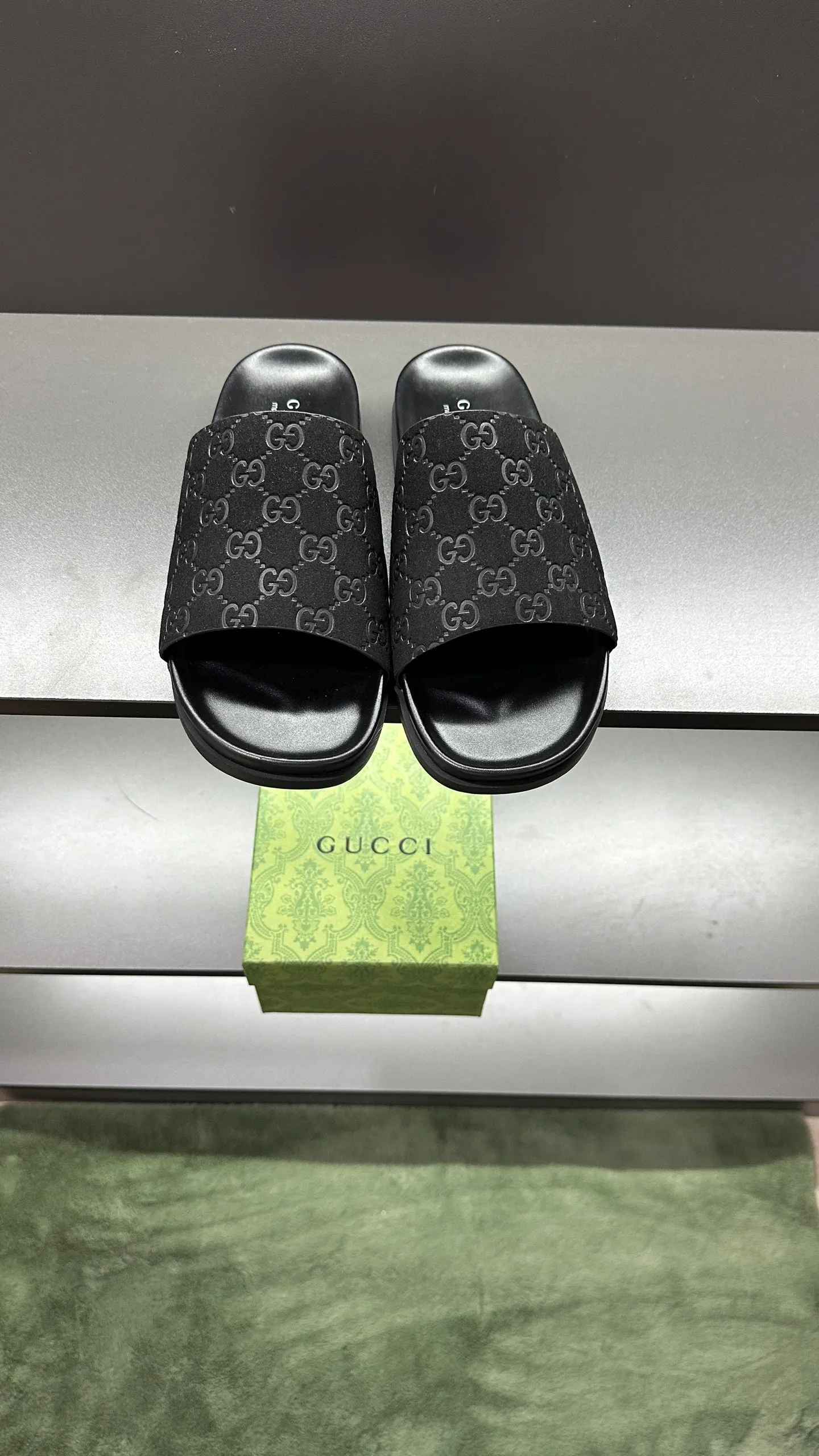 [G Home New Style] P: 300💰Men's size 39~45, (46. Customized) This slipper is made of GG polyester fiber and is decorated with a Gucci label on the front, which adds a striking logo feel to the style. "Gucci Made in Italy" stamped label Rubber sole Flat Made in Italy